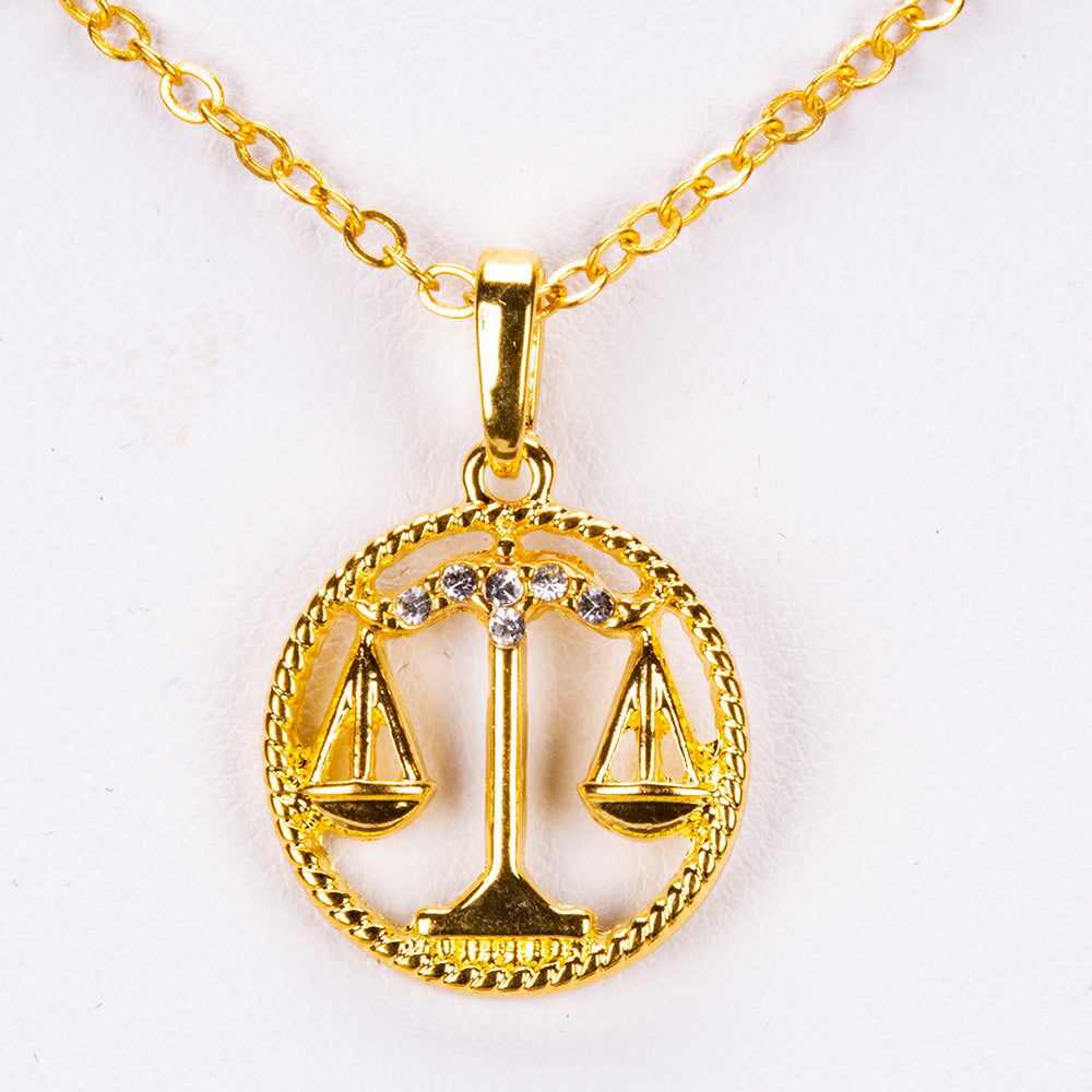 Balanţă Colier din Aliaj Placat cu Aur ( 10 grame ) cu Cristal Alb Emporia® ( Colier+Pandantiv )