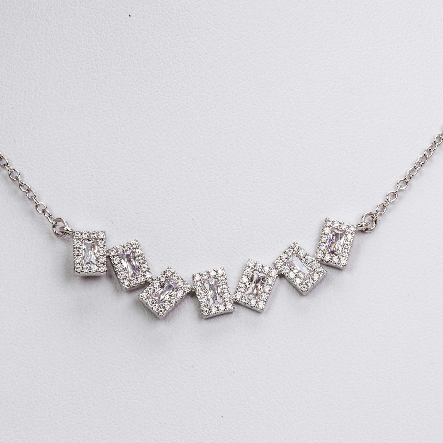 Colier din Aliaj Placat cu Aur Alb cu Cristal Alb Emporia® - Galeria de Bijuterii