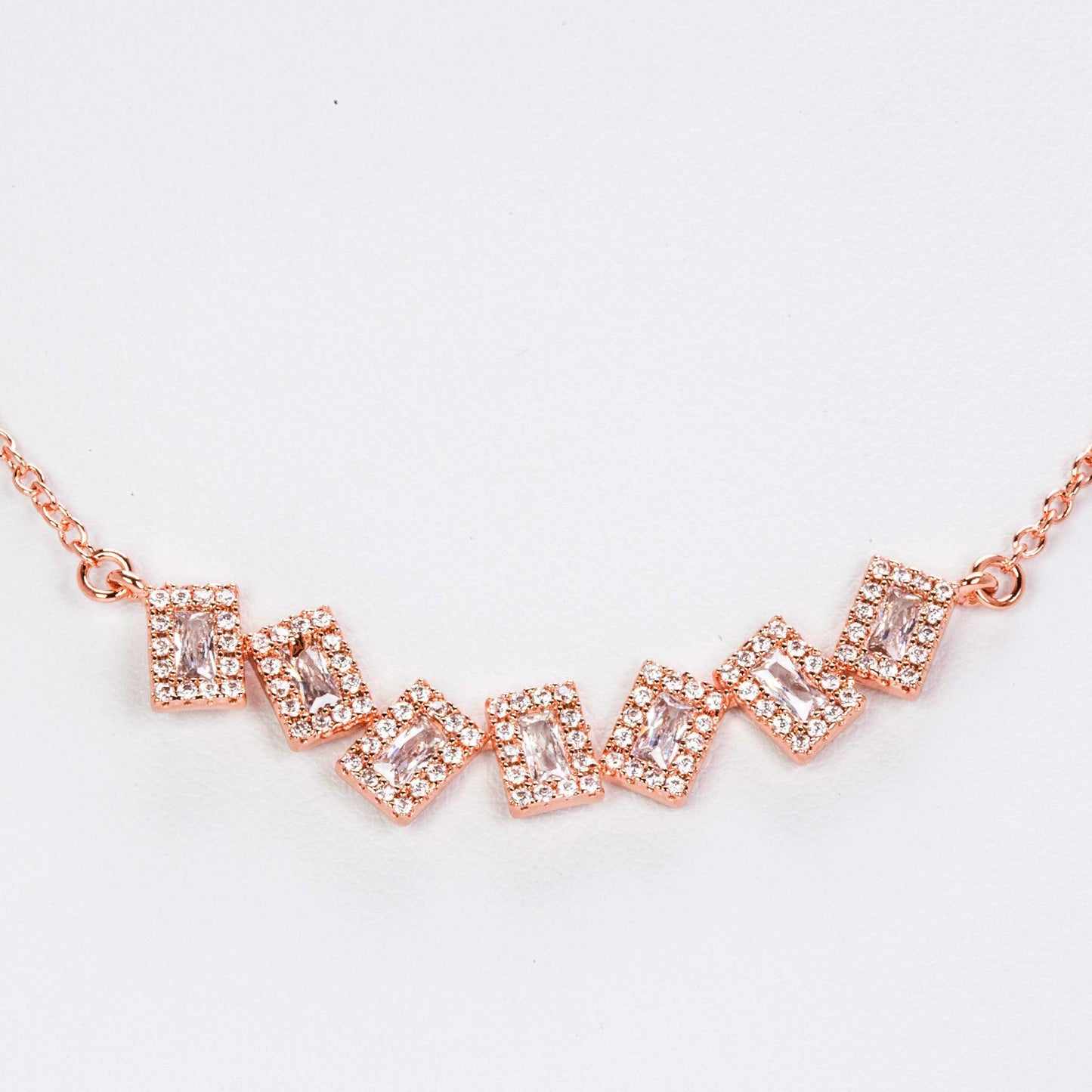 Colier din Aliaj Placat cu Aur cu Cristal Alb Emporia® - Galeria de Bijuterii