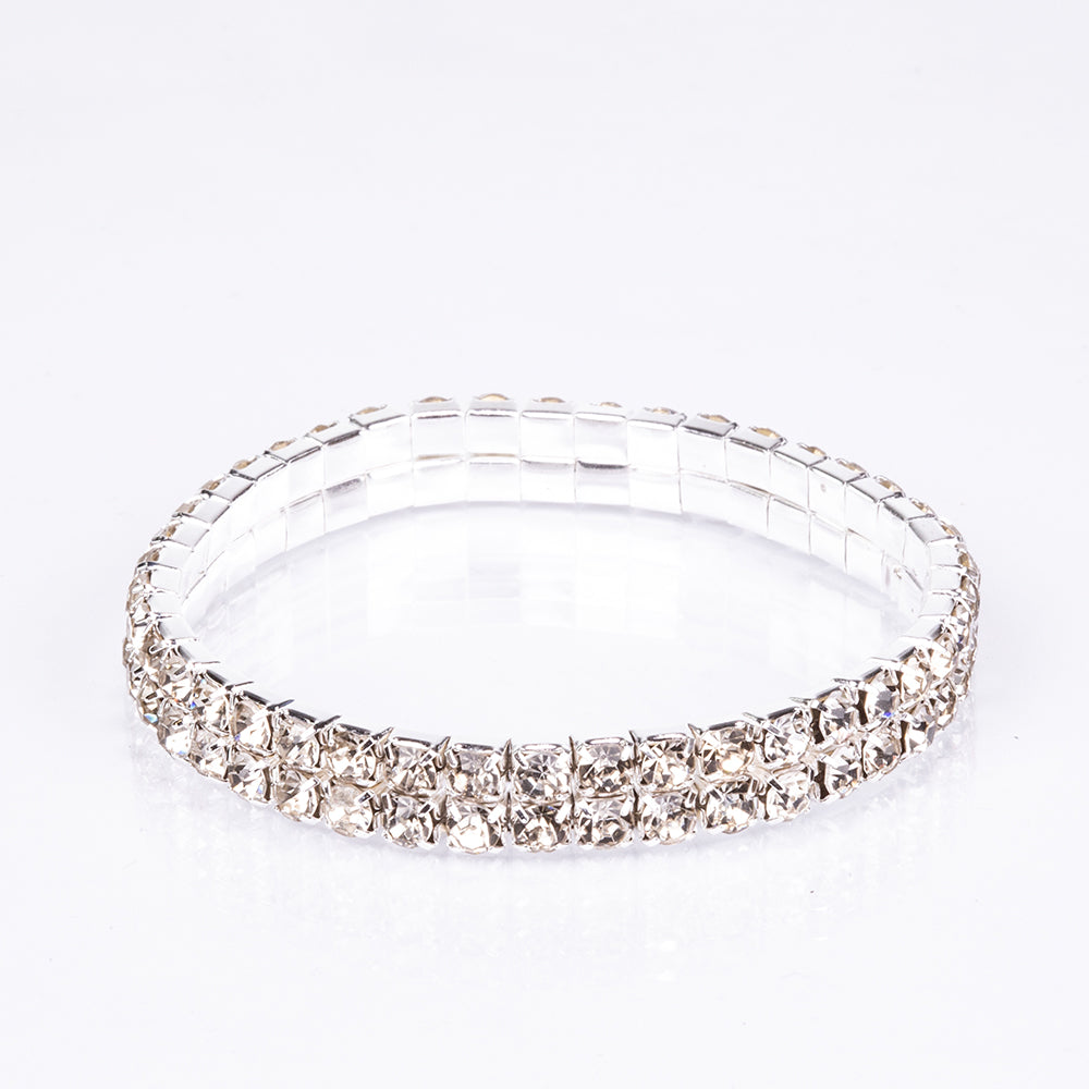 Set premium Emporia, compus din 5 piese în tonuri argintii, prezentat într-o cutie cadou exclusivă cu aspect de piele (ceas, brățară, colier, cercei și inel, decorate cu cristal alb Emporia).