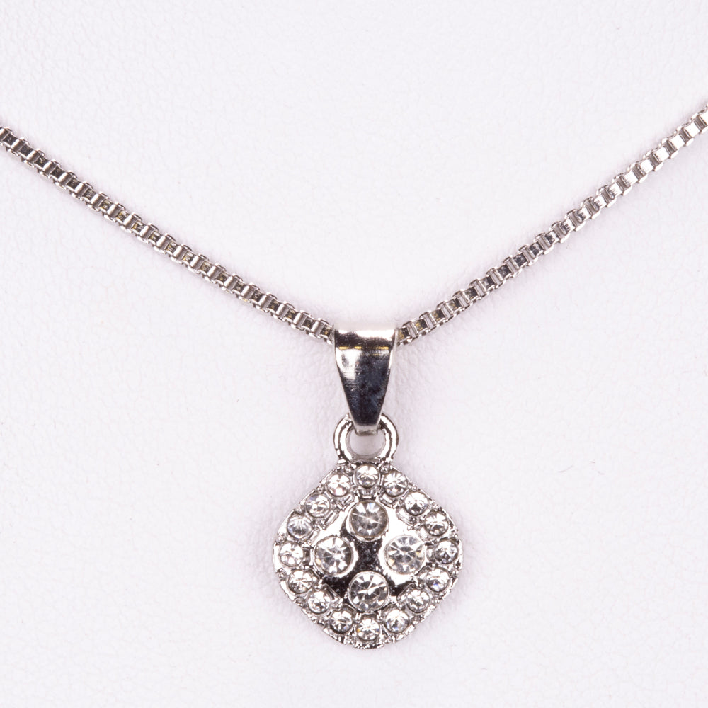 Set premium Emporia, compus din 5 piese în tonuri argintii, prezentat într-o cutie cadou exclusivă cu aspect de piele (ceas, brățară, colier, cercei și inel, decorate cu cristal alb Emporia).