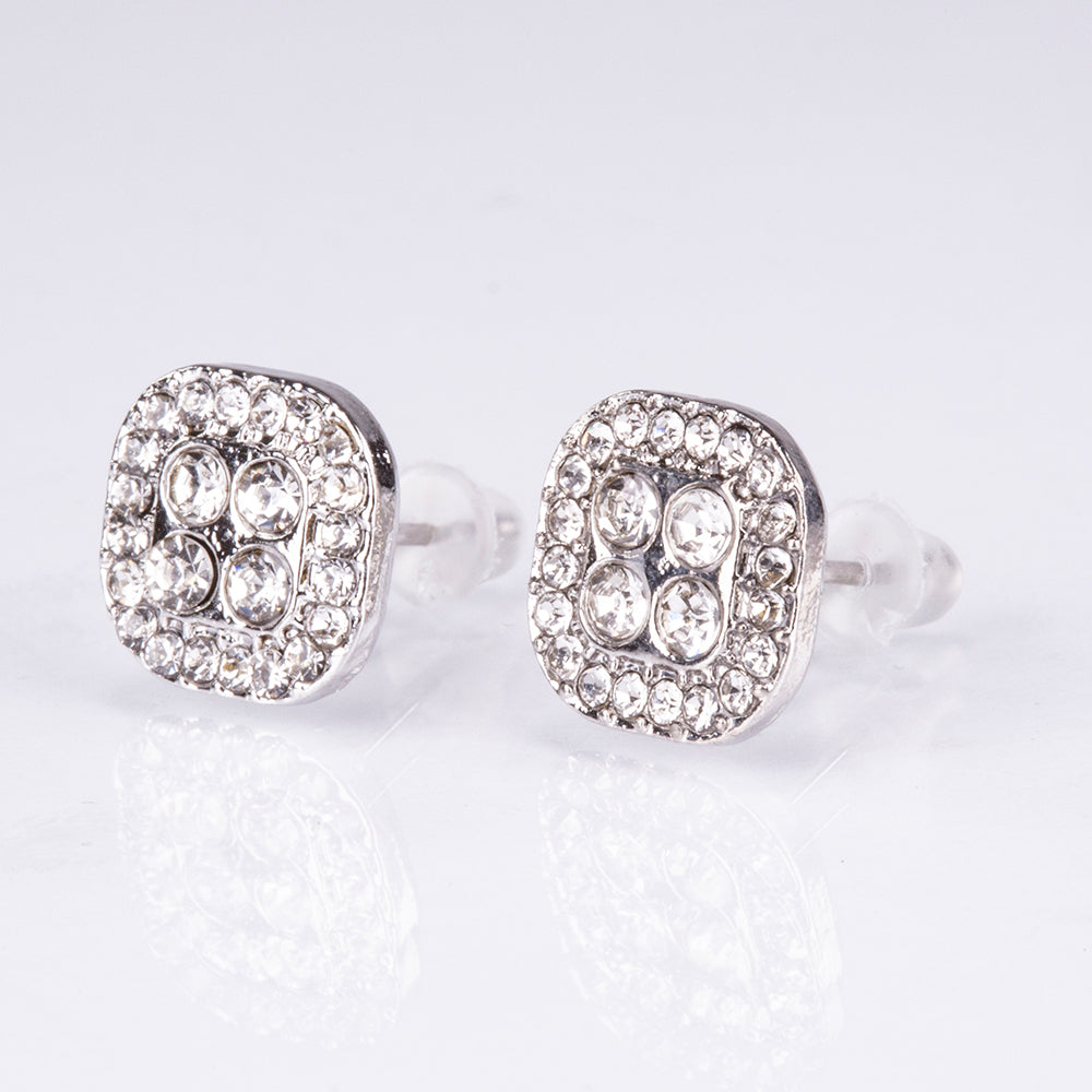 Set premium Emporia, compus din 5 piese în tonuri argintii, prezentat într-o cutie cadou exclusivă cu aspect de piele (ceas, brățară, colier, cercei și inel, decorate cu cristal alb Emporia). 4 