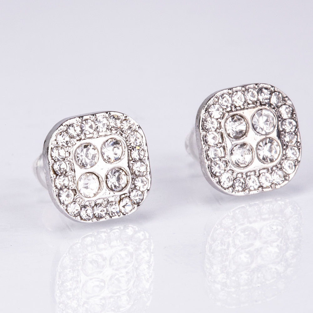 Set premium Emporia, compus din 5 piese în tonuri argintii, prezentat într-o cutie cadou exclusivă cu aspect de piele (ceas, brățară, colier, cercei și inel, decorate cu cristal alb Emporia).