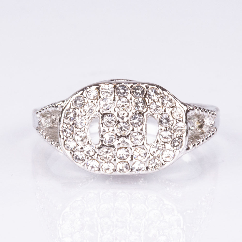 Set premium Emporia, compus din 5 piese în tonuri argintii, prezentat într-o cutie cadou exclusivă cu aspect de piele (ceas, brățară, colier, cercei și inel, decorate cu cristal alb Emporia). 7 