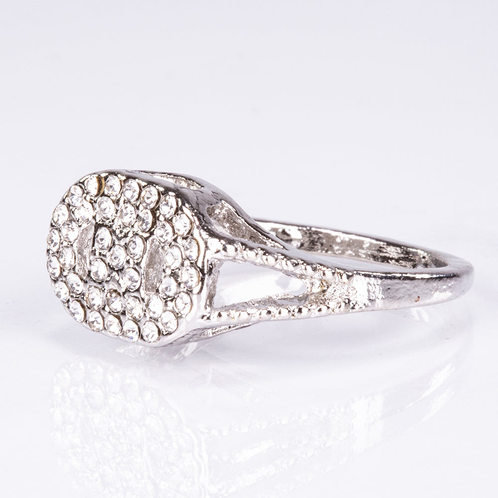 Set premium Emporia, compus din 5 piese în tonuri argintii, prezentat într-o cutie cadou exclusivă cu aspect de piele (ceas, brățară, colier, cercei și inel, decorate cu cristal alb Emporia).