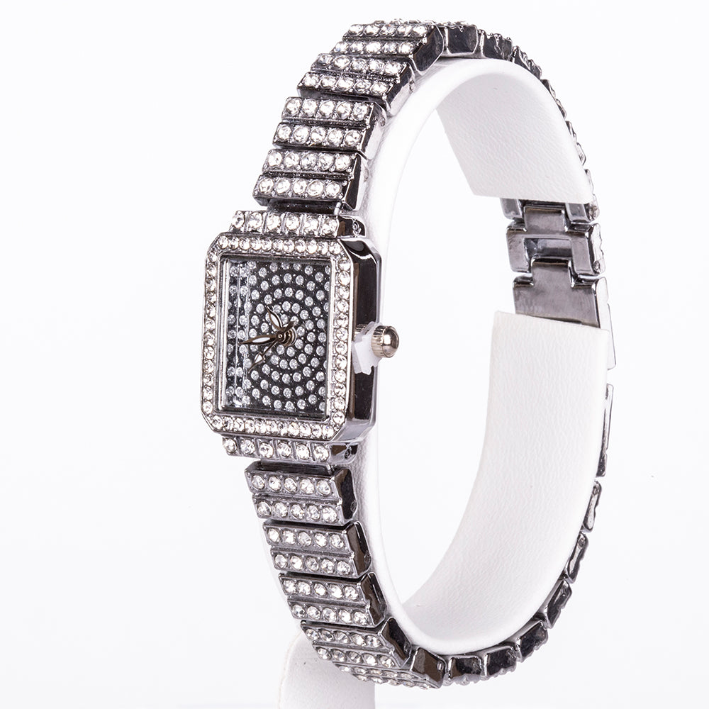 Set premium Emporia, compus din 5 piese în tonuri argintii, prezentat într-o cutie cadou exclusivă cu aspect de piele (ceas, brățară, colier, cercei și inel, decorate cu cristal alb Emporia).