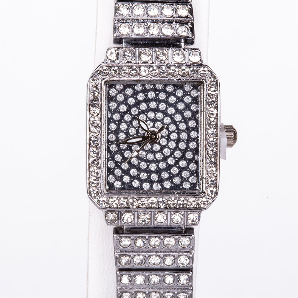 Set premium Emporia, compus din 5 piese în tonuri argintii, prezentat într-o cutie cadou exclusivă cu aspect de piele (ceas, brățară, colier, cercei și inel, decorate cu cristal alb Emporia).