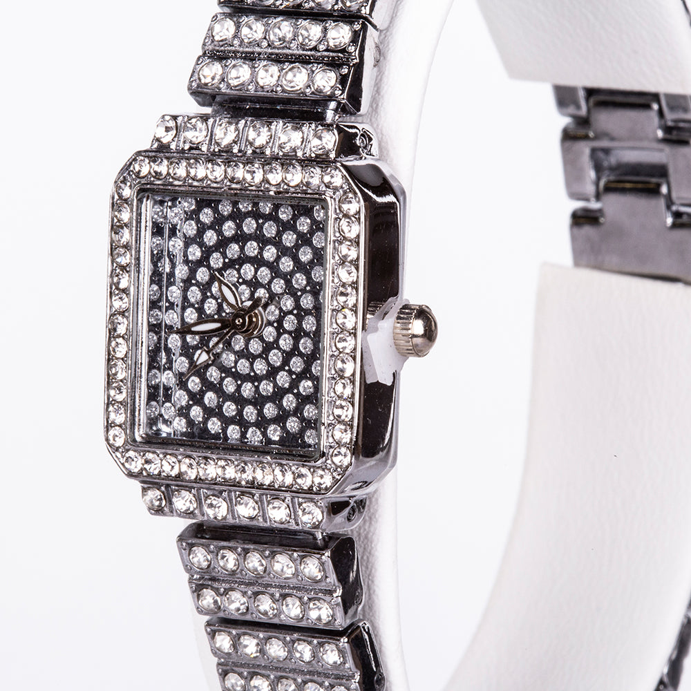 Set premium Emporia, compus din 5 piese în tonuri argintii, prezentat într-o cutie cadou exclusivă cu aspect de piele (ceas, brățară, colier, cercei și inel, decorate cu cristal alb Emporia). 12 