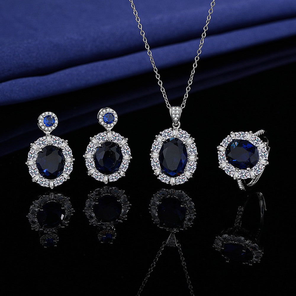 Set din Aliaj Placat cu Aur cu Cristal Albastru Emporia® și Cristal Alb Emporia® ( Colier+Cercei+Inel+Pandantiv )