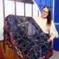 Eșarfă-Șal din Mătase 100% Autentică, 90 cm x 180 cm, Albastru Închis cu Model Lanț Auriu - Galeria de Bijuterii